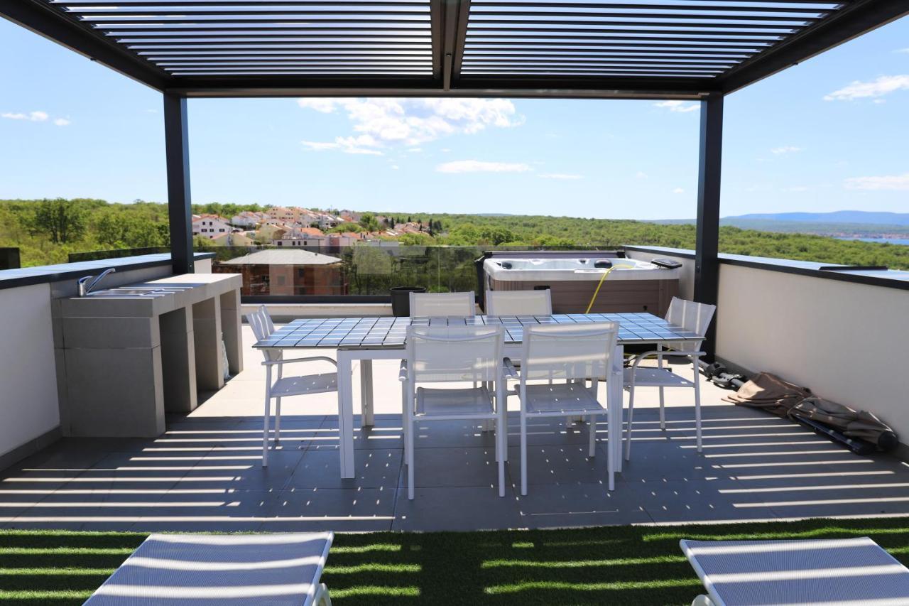 Apartments Terra Sun With Private Pool Or Jacuzzi Njivice Eksteriør bilde